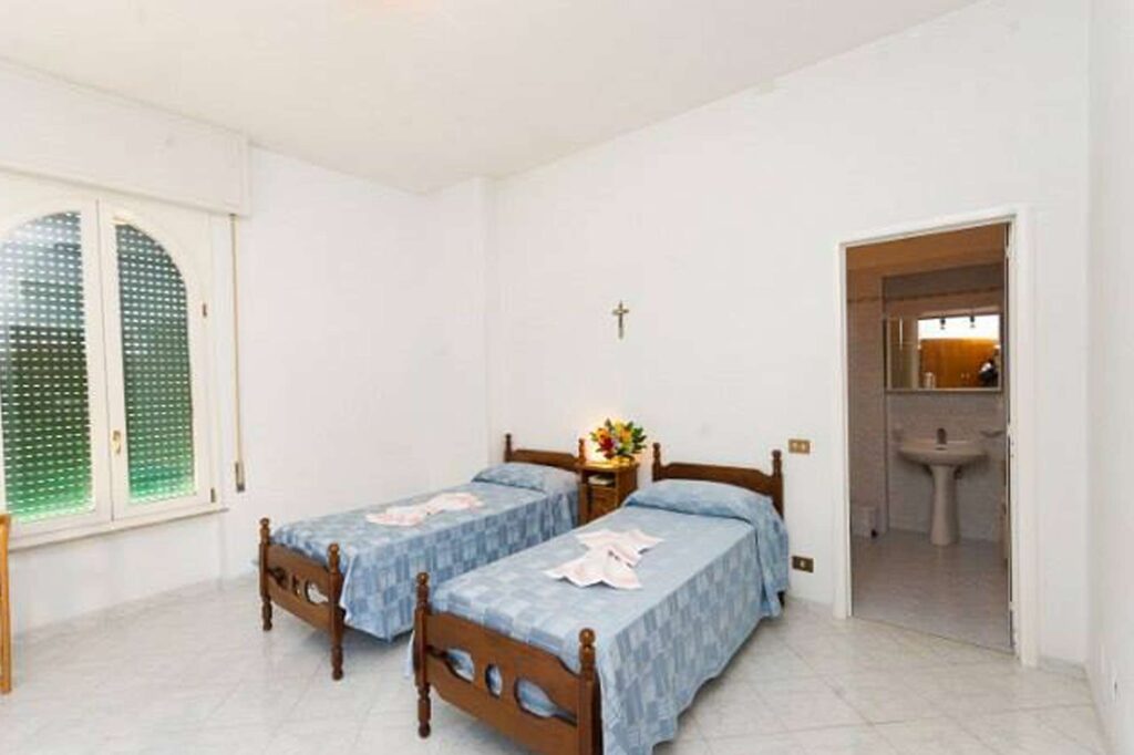 edu rome hotel accoglienza bedroom