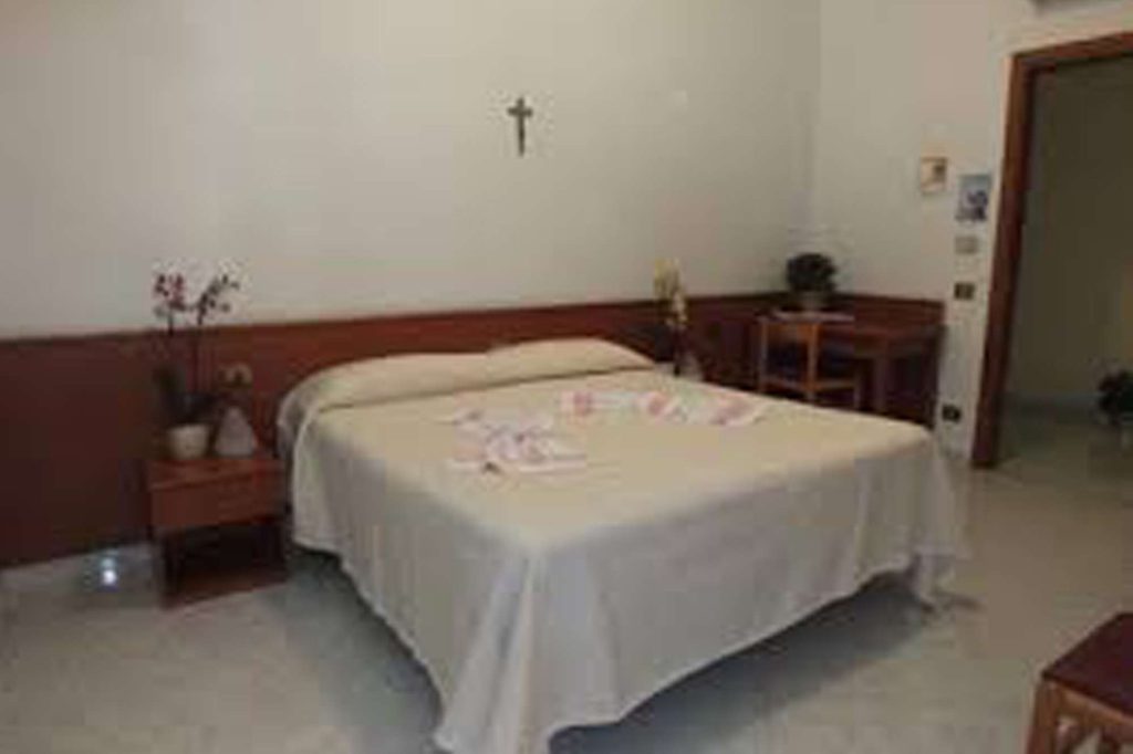 edu rome hotel accoglienza bedroom2
