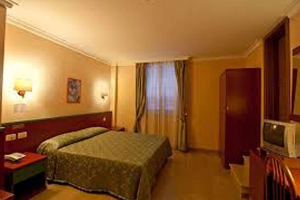 edu rome hotel center bedroom