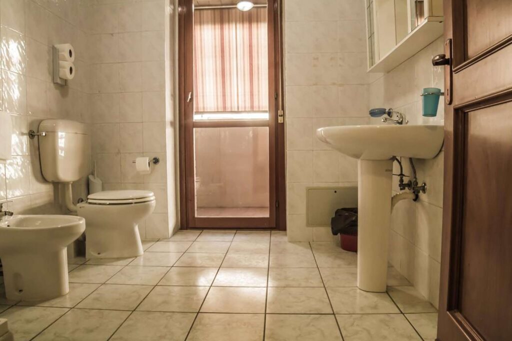 edu rome hotel cinecitta bathroom