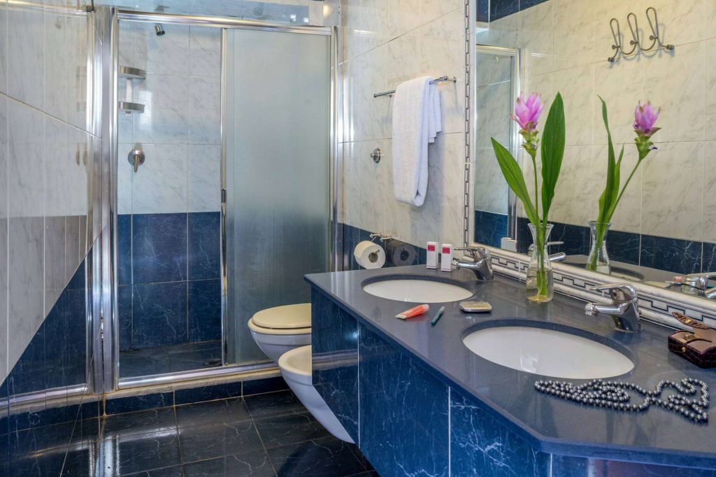 edu rome hotel luciani bathroom