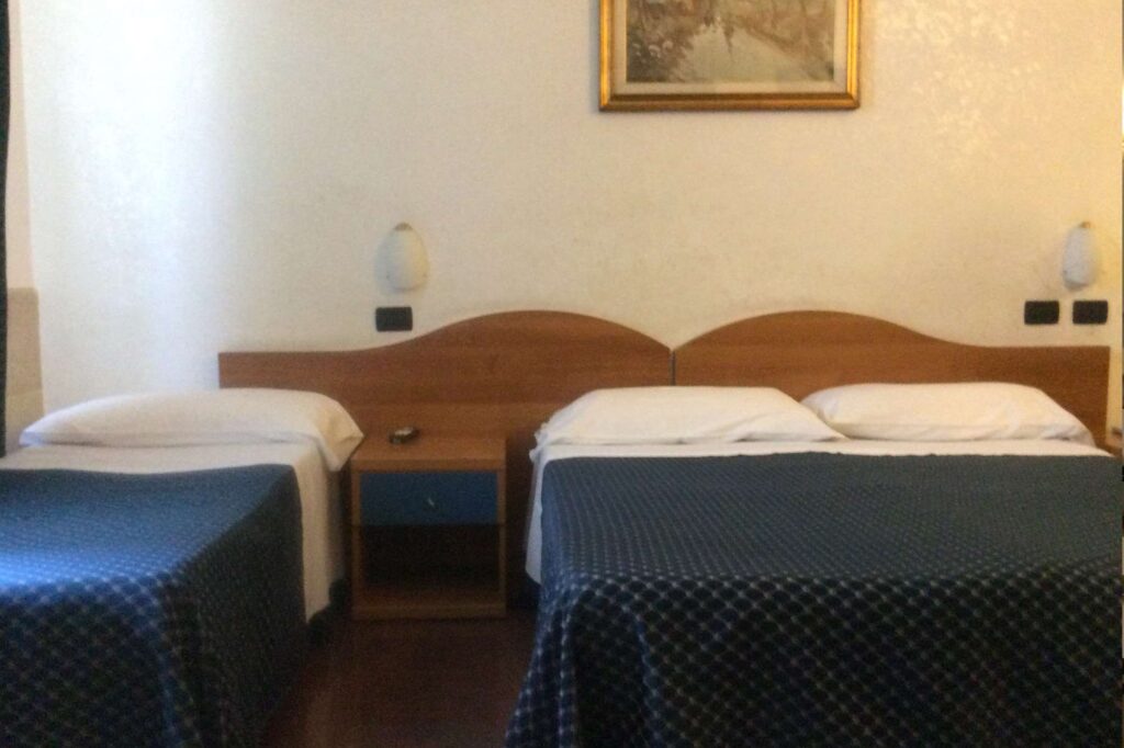 edu rome hotel raeili bedroom2