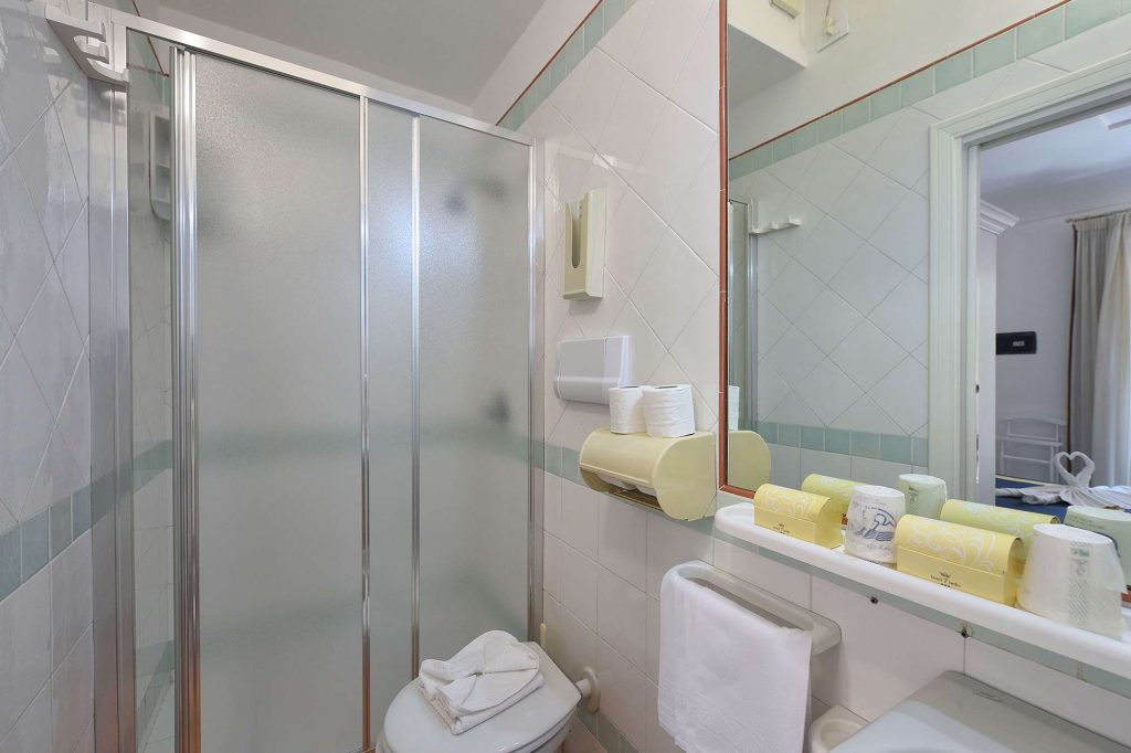 edu rome hotel settebello bathroom