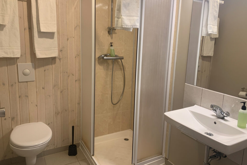edu hotels Hvolsvollur bathroom