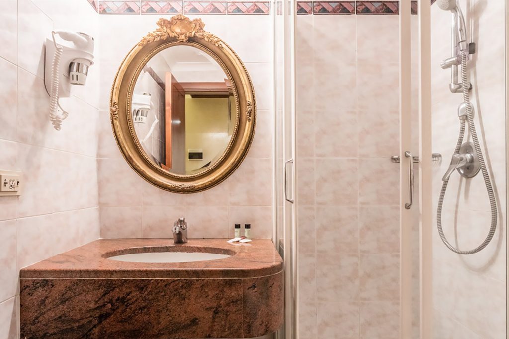 Edu rome raeli lux bathroom